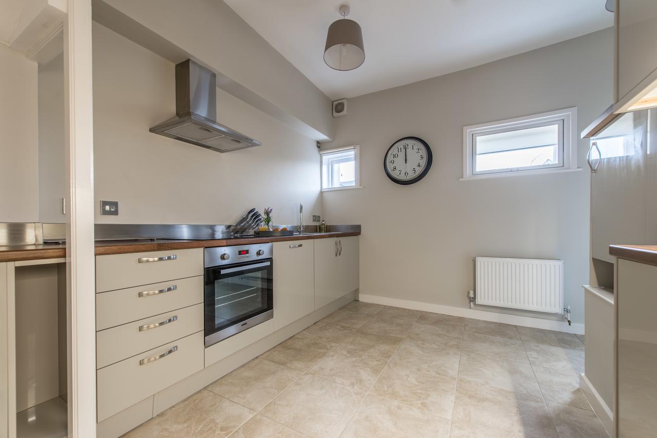 Central Windsor Apartment Facing The Castle المظهر الخارجي الصورة
